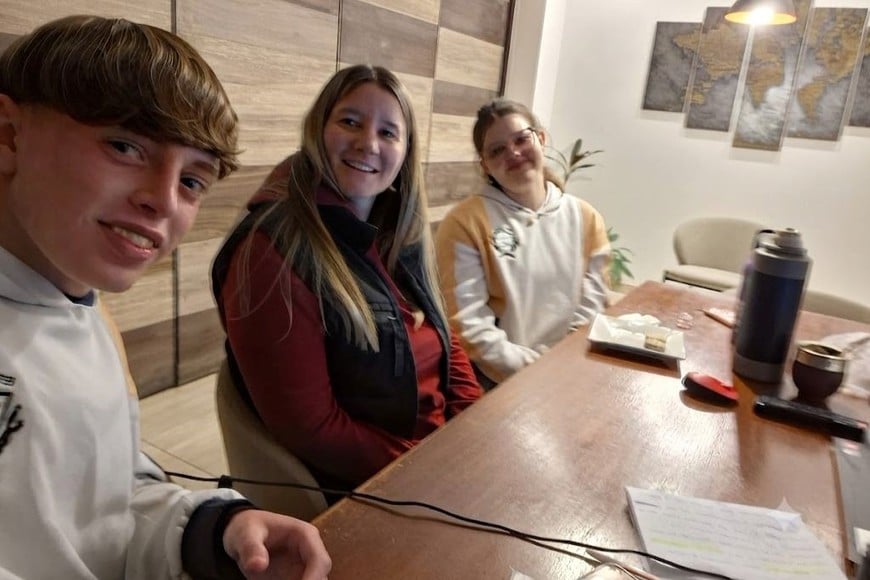 Martín Techtermann, Ivonne Sattler y Anna Donnet, el equipo de la Escuela Secundaria N° 558 que participó de la Copa Climática.