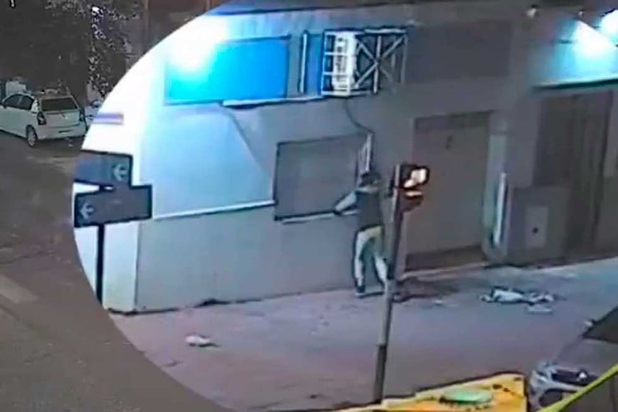 Quedó filmado, luego fue detenido.