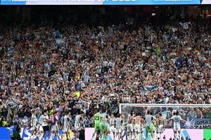 (260712) -- KANSAS CITY, 12 julio, 2026 (Xinhua) -- Imagen del 11 de julio de 2026 de jugadores de Argentina festejando al término del partido de cuartos de final de la Copa Mundial de la FIFA 2026 ante Suiza, celebrado en el Estadio Kansas City, en la ciudad de Kansas, Estados Unidos. (Xinhua/Xiao Yijiu) (rtg) (vf)