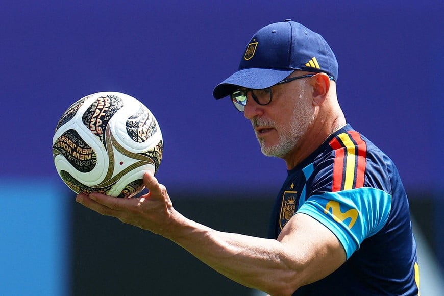 Soccer Football - FIFA World Cup 2026 - Spain Training - Cotton Bowl Stadium, Dallas, Texas, U.S. - July 12, 2026
Spain coach Luis De La Fuente holds the new adidas Trionda Final ball during training, the official match mall for the semi-finals, the third-place play-off and final of the FIFA World Cup REUTERS/Hannah Mckay TPX IMAGES OF THE DAY