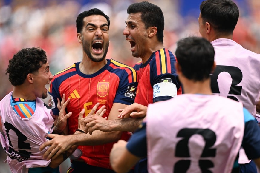(260710) -- LOS ANGELES, 10 julio, 2026 (Xinhua) -- El jugador Mikel Merino (2-i), de España, festeja su anotación con sus compañeros durante el partido de cuartos de final de la Copa Mundial de la FIFA 2026 ante Bélgica, celebrado en el Estadio Los Angeles, en Los Angeles, Estados Unidos, el 10 de julio de 2026. (Xinhua/Wu Xiaoling) (rtg) (da) (vf)