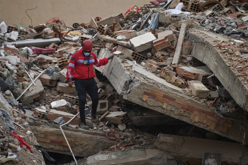 (260713) -- LA GUAIRA, 13 julio, 2026 (Xinhua) -- Un funcionario del Ministerio del Interior de Venezuela, camina entre los escombros de un edificio colapsado después de que se registraran dos terremotos, en Playa Grande, estado La Guaira, Venezuela, el 13 de julio de 2026. La cantidad de fallecidos por el doble sismo en Venezuela aumentó a 4.561, mientras que la cifra de heridos se mantuvo en 16.740, informó el lunes el Gobierno venezolano. (Xinhua/Marcos Salgado) (ms) (rtg) (ce)