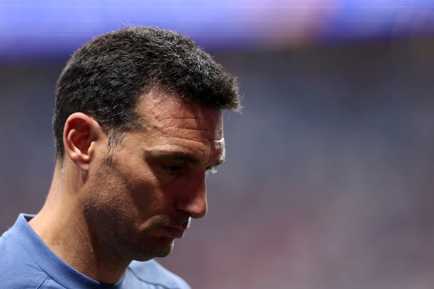 FILE PHOTO: Soccer Football - FIFA World Cup 2026 - Round of 16 - Argentina v Egypt - Atlanta Stadium, Atlanta, Georgia, U.S. - July 7, 2026
Argentina coach Lionel Scaloni reacts after the end of the first half REUTERS/Paul Childs/File Photo