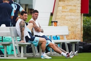Rodrigo De Paul, siempre junto a su amigo Messi. De Paul no está en un buen momento futbolístico, pero es un jugador ideal para esta clase de partidos. Foto: Fernando Nicola