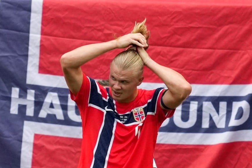 (260711) -- MIAMI, 11 julio, 2026 (Xinhua) -- El jugador Erling Haaland, de Noruega, arregla su cabello durante el partido de cuartos de final de la Copa Mundial de la FIFA 2026 ante Inglaterra, celebrado en el Estadio Miami, en Miami, Estados Unidos, el 11 de julio de 2026. (Xinhua/Huang Zongzhi) (rtg) (vf)