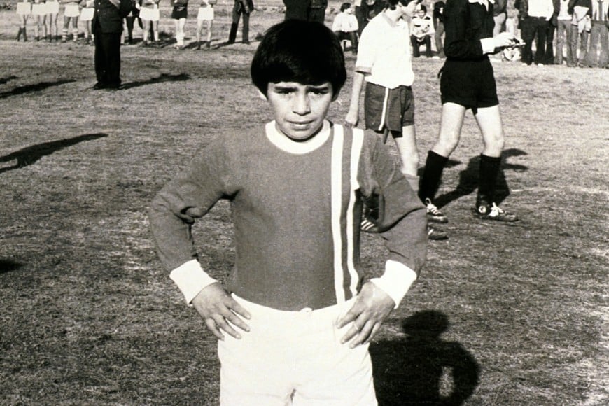 Diego Armando Maradona de niño, cuando jugaba en Argentinos Juniors y compartía plantel con Domingo Migliore, que seguramente habrá hecho goles gracias a los pases del "10".