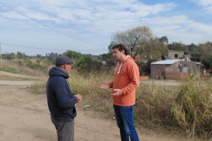 El concejal visitó la zona y dialogó con vecinos sobre la obra de defensa hídrica.