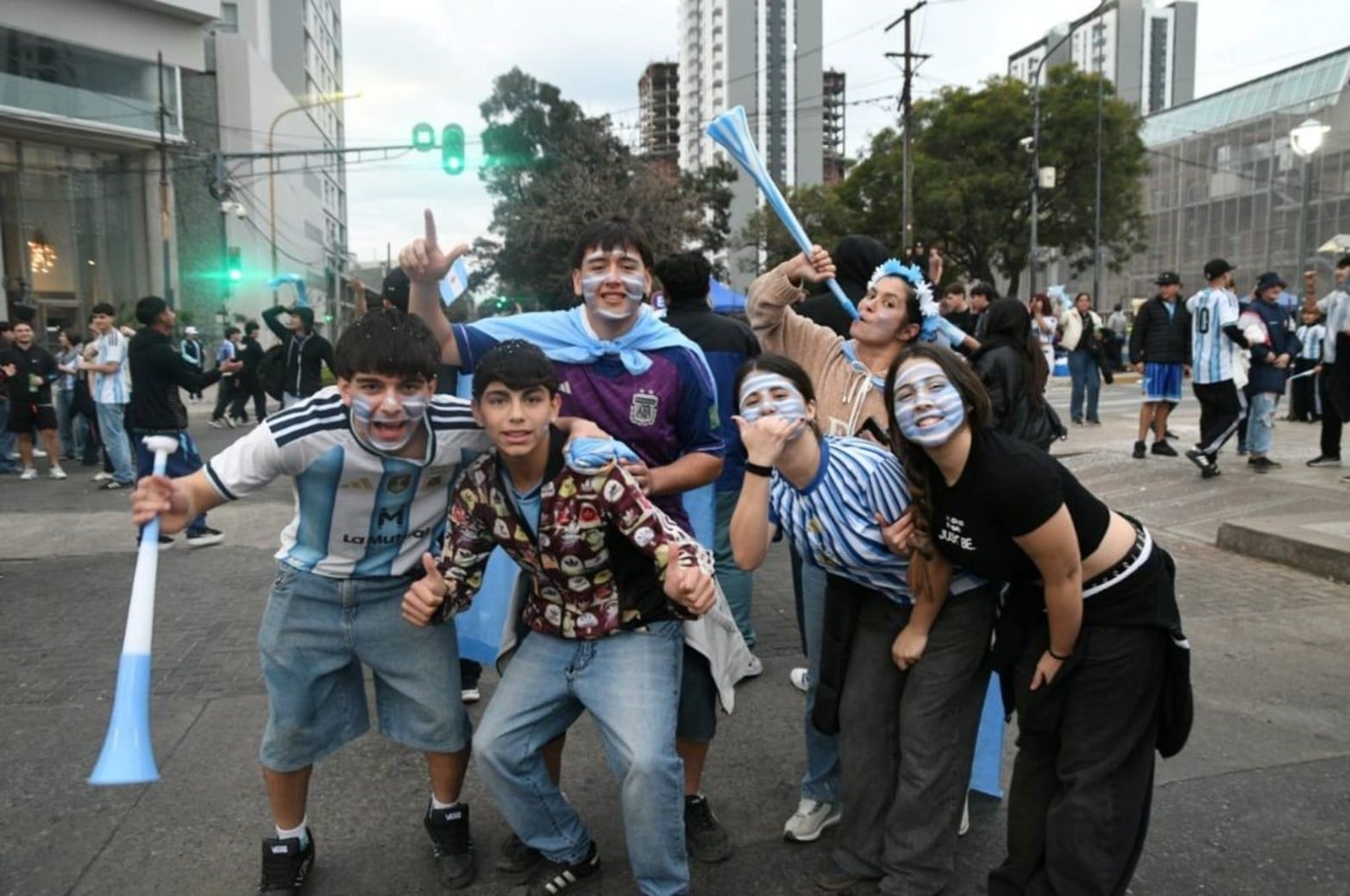 Santa Fe festeja en bulevar la clasificación de Argentina a la final de la Copa del Mundo 2026. 