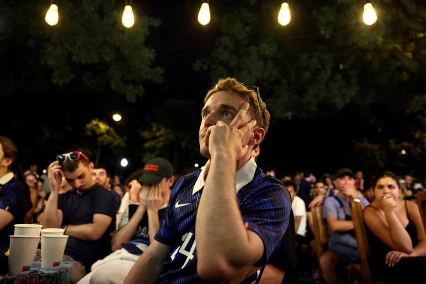 Soccer Football - FIFA World Cup 2026 - Semi Final - France v Spain - Fans gather in Paris - Paris, France - July 14, 2026
France fans watch the match REUTERS/Tom Nicholson
REFILE - CORRECTING CITY