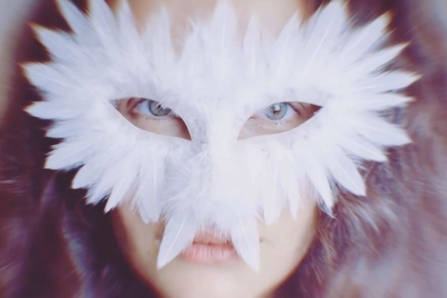Arpi Alto, cantante armenia, videoclip del tema “Spiral”, dirigido por la cineasta, directora teatral y filósofa mexicana María Valeria Pazos.