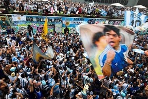 La imagen de Maradona, infaltable, y esa camiseta azul que usó la tarde del Azteca para convertir el gol memorable ante los ingleses, hace 40 años
