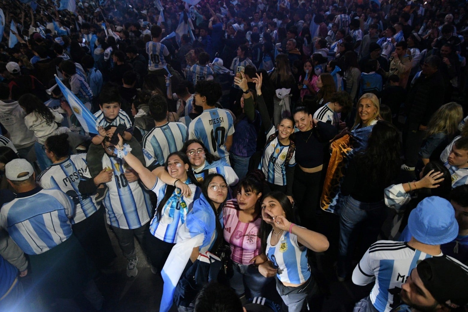 Santa Fe se tiño de celeste y blanco tras el triunfo de la Selección Argentina.