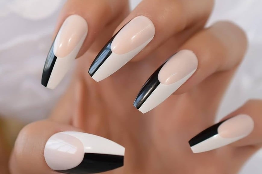 La manicura más elegante del invierno: uñas esmoquin en blanco y negro.