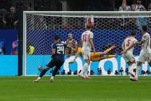Golazo de Enzo para el 1-1. Foto: Fernando Nicola