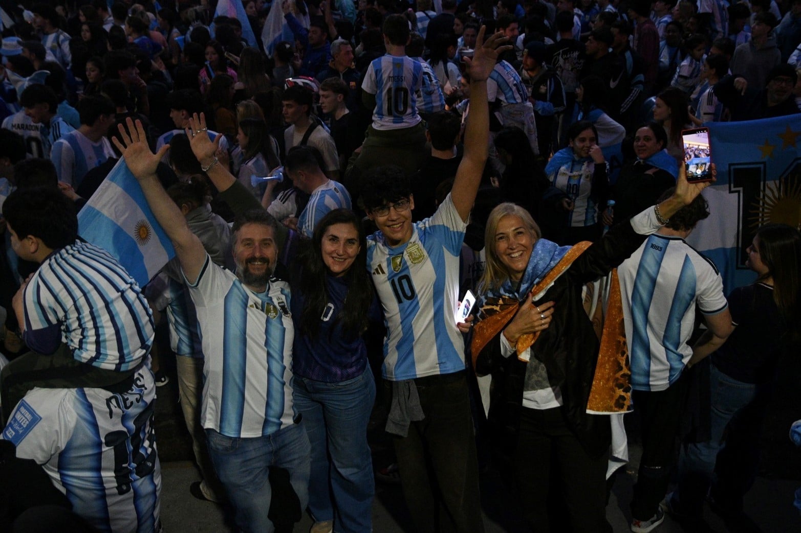 Santa Fe se tiño de celeste y blanco tras el triunfo de la Selección Argentina.