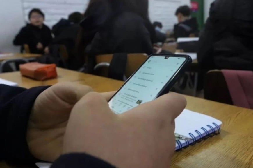 El uso permanente de celulares es parte de las preocupaciones expuestas por especialistas en salud mental adolescente, que recalcaron la necesidad de encontrar acuerdos entre familias y las instituciones para monitorear su uso antes que prohibir.