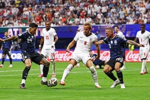 Soccer Football - FIFA World Cup 2026 - Semi Final - England v Argentina - Atlanta Stadium, Atlanta, Georgia, U.S. - July 15, 2026
England's Harry Kane in action with Argentina's Enzo Fernandez and Alexis Mac Allister REUTERS/Agustin Marcarian