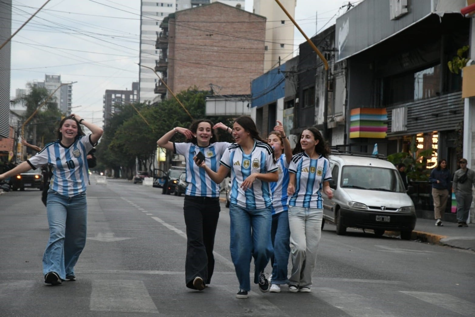 Santa Fe festeja en bulevar la clasificación de Argentina a la final de la Copa del Mundo 2026. 