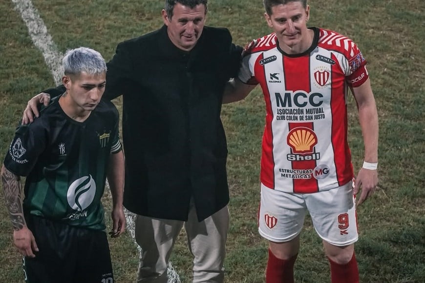 Leandro Birollo junto a los capitanes de Colón JS y Loyola. Gentileza: Facundo Repeto