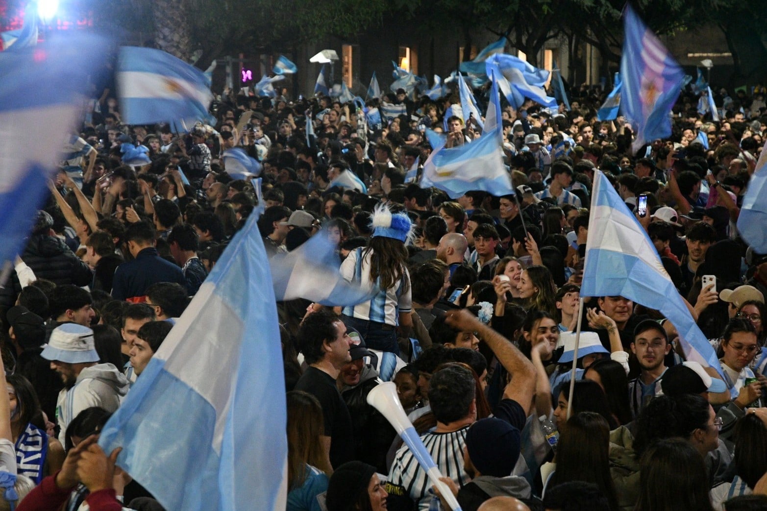 Santa Fe se tiño de celeste y blanco tras el triunfo de la Selección Argentina.