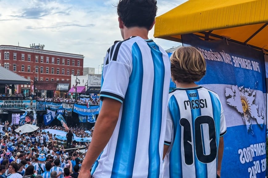 Grandes y chicos quedaron maravillados por el gran espectáculo que dio otra vez la hinchada argentina. "Son los campeones del mundo de las hinchadas", dicen todos