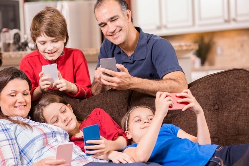 Una de las principales recomendaciones es que los adultos revisen también su propia relación con la tecnología.