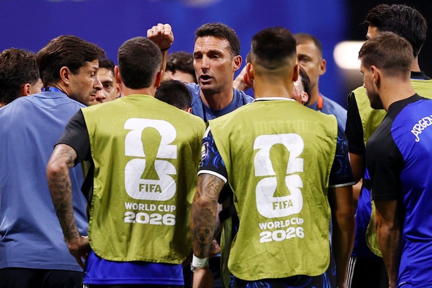 Soccer Football - FIFA World Cup 2026 - Semi Final - England v Argentina - Atlanta Stadium, Atlanta, Georgia, U.S. - July 15, 2026
Argentina coach Lionel Scaloni gives instructions to players during the hydration break REUTERS/Agustin Marcarian