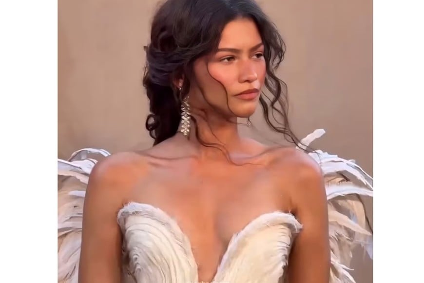 La actriz lució un vestido inspirado en Atenea.