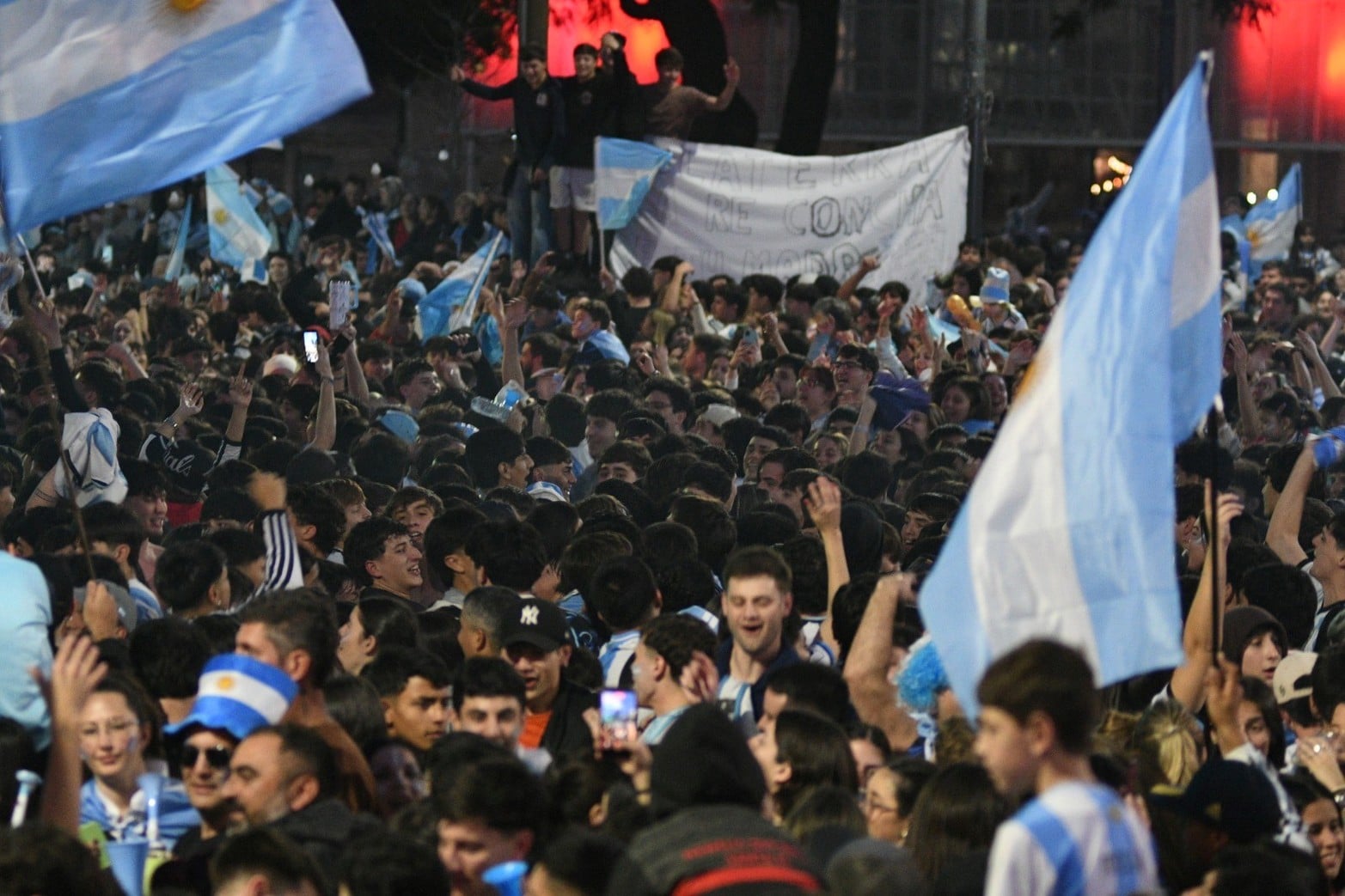 Santa Fe se tiño de celeste y blanco tras el triunfo de la Selección Argentina.