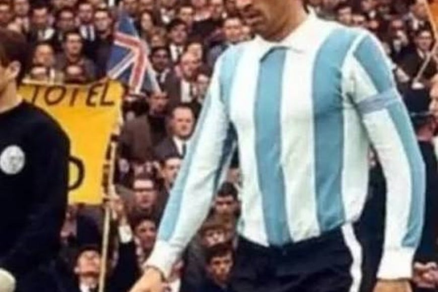 Antonio Ubaldo Rattín (1937-2026). Futbolista profesional, entrenador y dirigente político argentino. Falleció en la mañana del 11 de julio de 2026, a los 89 años. La Selección Argentina utilizó un brazalete negro en el partido frente a Suiza por los cuartos de final de la Copa Mundial de Fútbol 2026 en su honor.