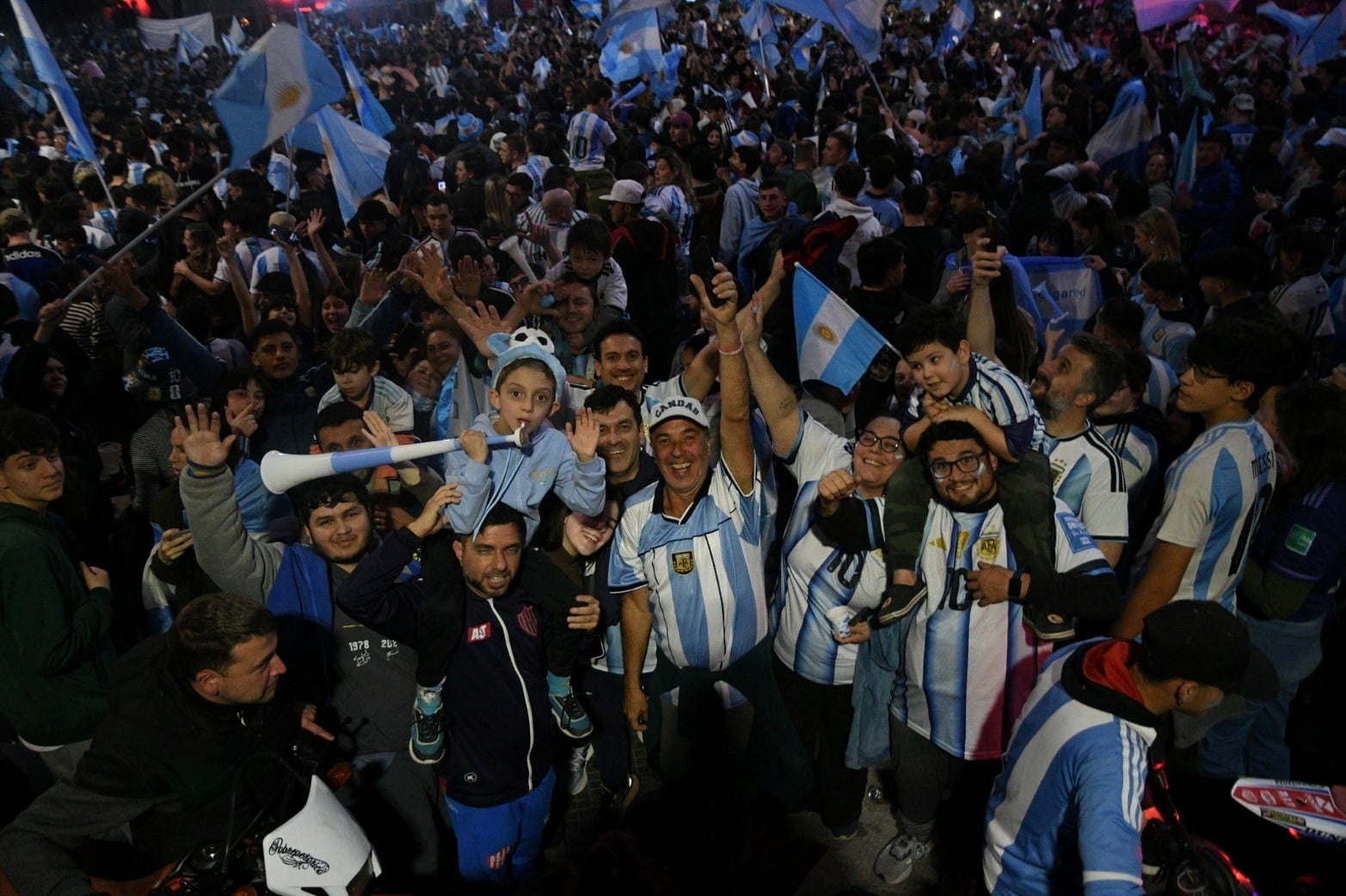 Santa Fe se tiño de celeste y blanco tras el triunfo de la Selección Argentina.