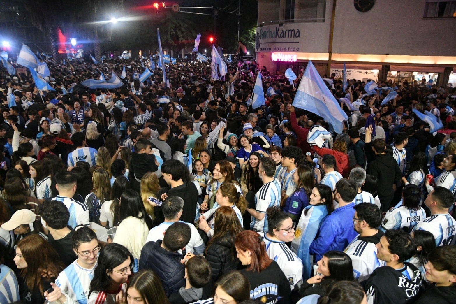 Santa Fe se tiño de celeste y blanco tras el triunfo de la Selección Argentina.