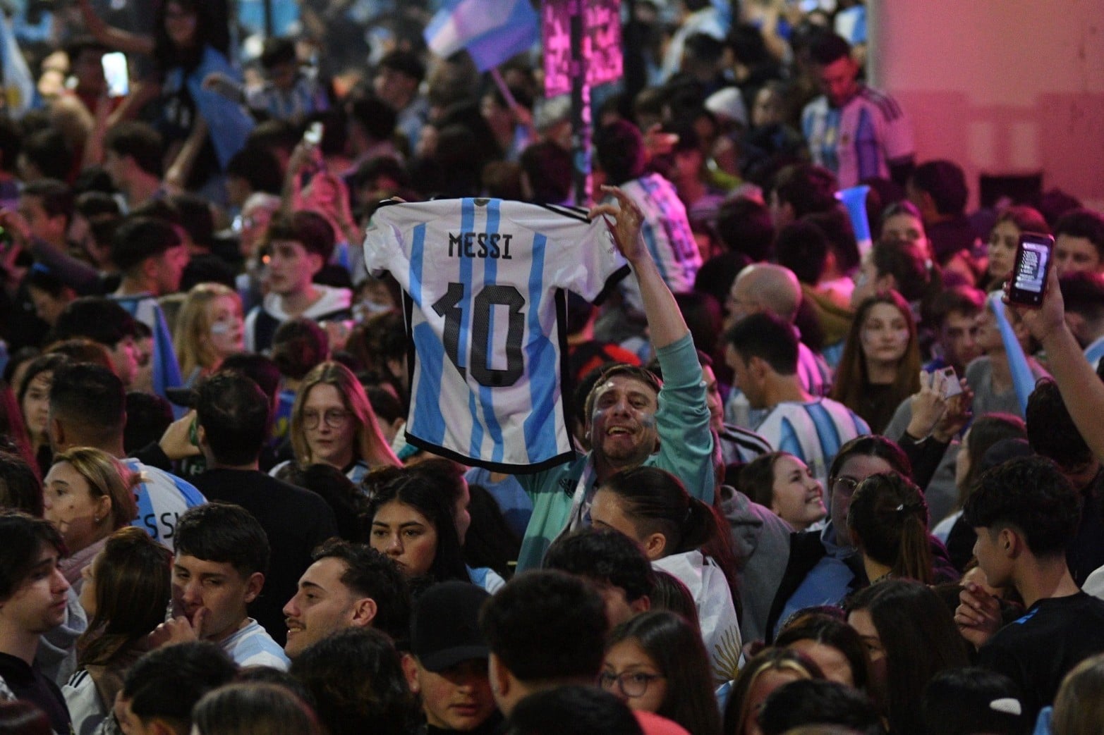 Santa Fe se tiño de celeste y blanco tras el triunfo de la Selección Argentina.