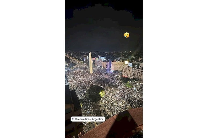 Los rugbiers ingleses vieron los festejos desde la ventana del hotel. Foto: Fin Smith (IG)