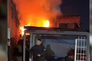 Los bomberos debieron acudir por un incendio que se desataba en una vivienda.
