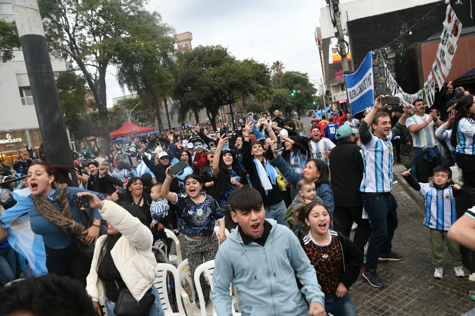 Santa Fe festeja en bulevar la clasificación de Argentina a la final de la Copa del Mundo 2026. 