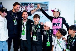 Colapinto junto a Lionel Messi, una imagen que refleja el vínculo del piloto con la Selección argentina.