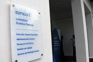 La denuncia apunta al proceso investigativo y al análisis de la evidencia.