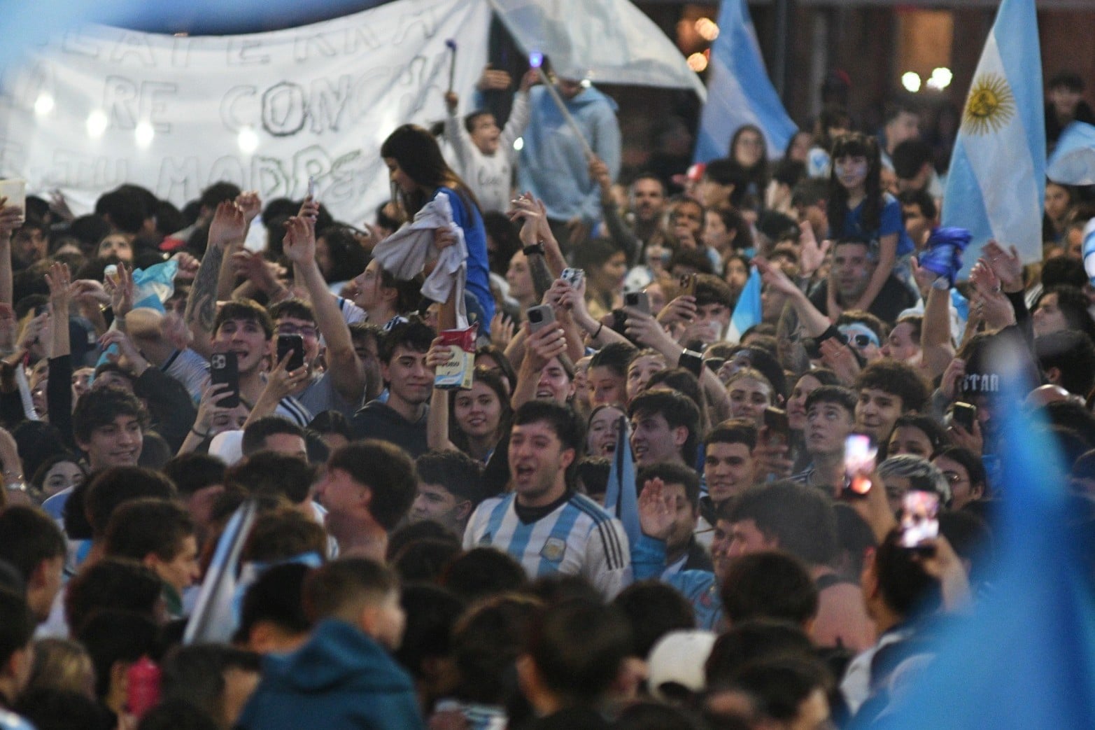 Santa Fe se tiño de celeste y blanco tras el triunfo de la Selección Argentina.