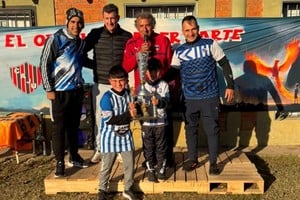Integrantes de la organización junto a Birollo y los deportistas. Gentileza.