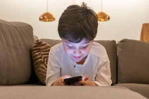 Pedirle a un hijo que deje el celular para comer, hacer la tarea o ir a dormir puede convertirse en una discusión.