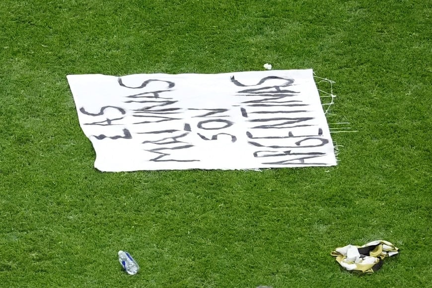 Soccer Football - FIFA World Cup 2026 - Semi Final - England v Argentina - Atlanta Stadium, Atlanta, Georgia, U.S. - July 15, 2026
A banner displaying a message referencing The Falkland Islands is seen on the pitch IMAGN IMAGES via Reuters/Dale Zanine
