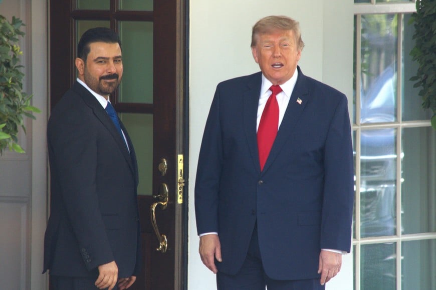 (260714) -- WASHINGTON, 14 julio, 2026 (Xinhua) -- El presidente estadounidense, Donald Trump (d), da la bienvenida al primer ministro iraquí, Ali al-Zaidi, en la Casa Blanca, en Washington D. C., Estados Unidos, el 14 de julio de 2026. Trump dijo el martes que su país aceptará acuerdos de inversión con Estados del Golfo en lugar de imponer peajes a los navíos que transiten por el estrecho de Ormuz. (Xinhua/Li Yuanqing) (jg) (ra) (vf)