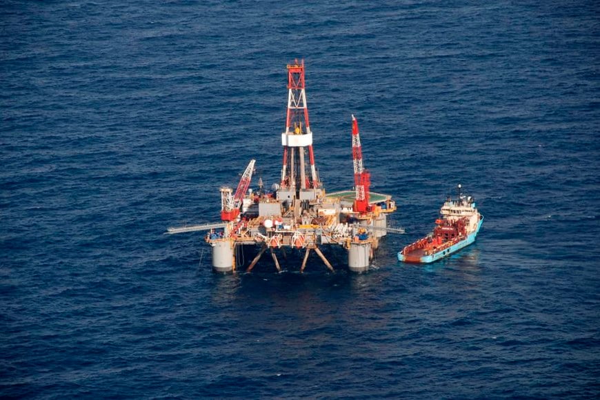 The Ocean Guardian semi-submersible drilling rig floats tethered to the sea floor just three days after beginning its contracted well for Rockhopper Exploration a little more than 100 km (62 miles) offshore from the Falkland Islands, in this April 19, 2010 file photo. A potential oil find near the remote Falkland Islands has the British territory's residents hopeful of an economic boom but anxious to preserve their quiet ways and avoid conflict with Argentina, which claims the islands as its own. Photo taken April 19, 2010. REUTERS/Gary Clement/Files (FALKLAND ISLANDS - Tags: ENERGY POLITICS ENVIRONMENT BUSINESS) islas malvinas plataforma petrolera Ocean Guardian explotacion petroleo en las islas malvinas plataformas petroleras
