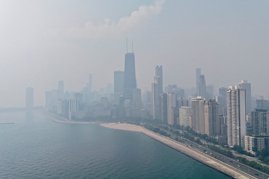 Canadian wildfire smoke shrouds the skyline in Chicago, Illinois, U.S., July 16, 2026 REUTERS/Eric Cox