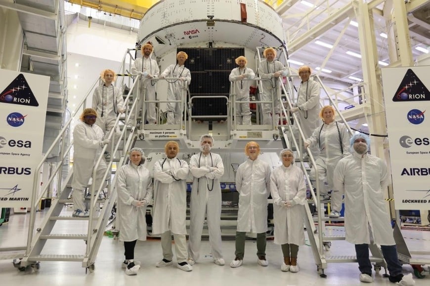 Trabajan en las alas de los paneles solares de la nave espacial Creditos: NASA