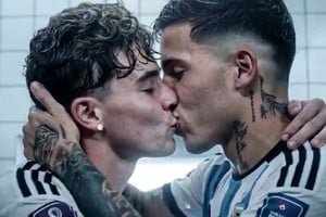 Una de las escenas más bizarras del video creado con IA, Julián Álvarez y Enzo Fernández besándose.