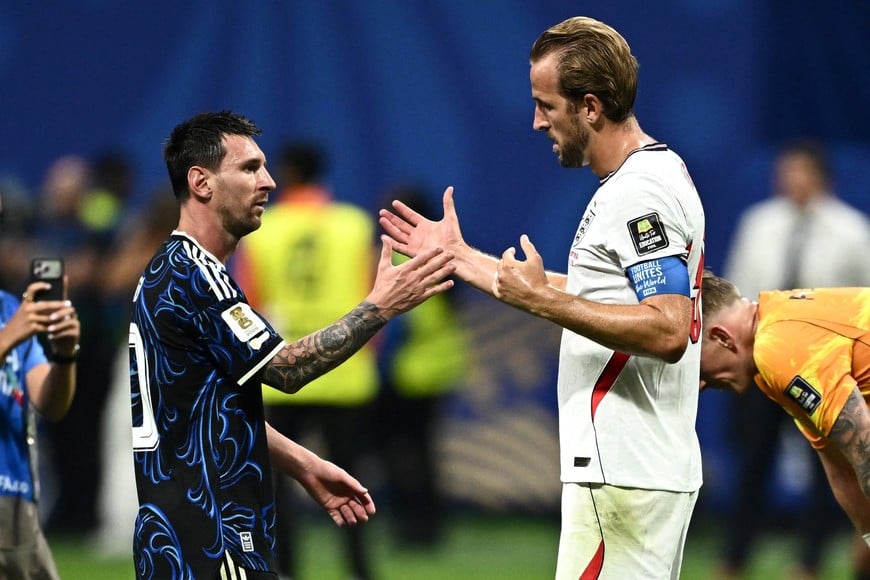 Soccer Football - FIFA World Cup 2026 - Semi Final - England v Argentina - Atlanta Stadium, Atlanta, Georgia, U.S. - July 15, 2026
Argentina's Lionel Messi shakes hands with England's Harry Kane at the end of the match REUTERS/Dylan Martinez