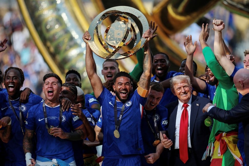 Soccer Football - FIFA Club World Cup - Final - Chelsea v Paris St Germain - MetLife Stadium, East Rutherford, New Jersey, U.S. - July 13, 2025
Chelsea's Reece James lifts the trophy as he celebrates with teammates after winning the FIFA Club World Cup as President Donald Trump reacts REUTERS/Hannah Mckay TPX IMAGES OF THE DAY SEARCH "REUTERS BEST SPORTS 2025" FOR THIS STORY. SEARCH "REUTERS YEAR-END" FOR ALL 2025 YEAR END GALLERIES.
