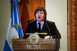 Milei defendió la propiedad privada y protagonizó un fuerte cruce con un asistente durante un acto en la BCBA.